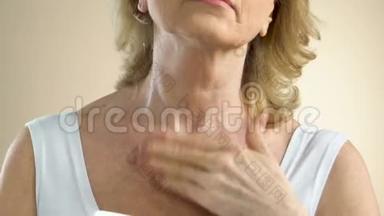 年长的女士照顾她的皮肤，每天涂抹<strong>滋养</strong>霜，年龄